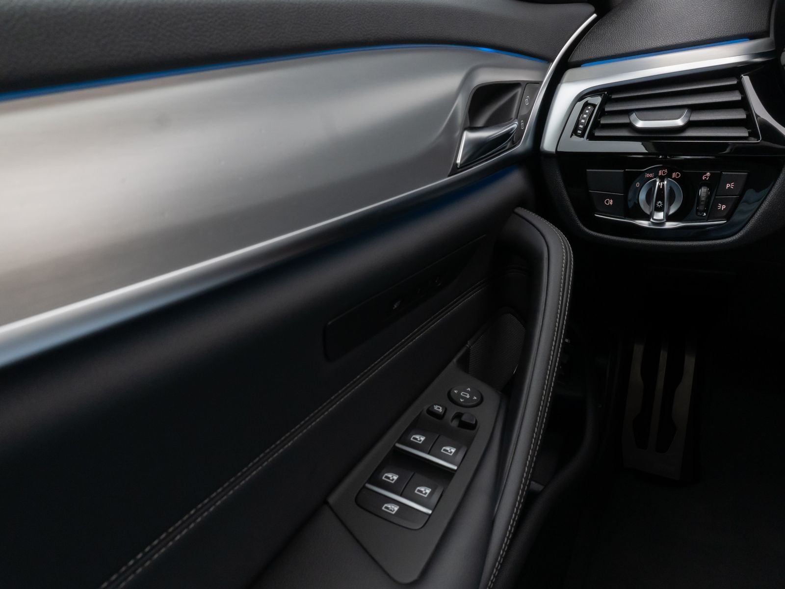 Fahrzeugabbildung BMW 530e xD M Sport Individual Panorama HUD H/K Voll