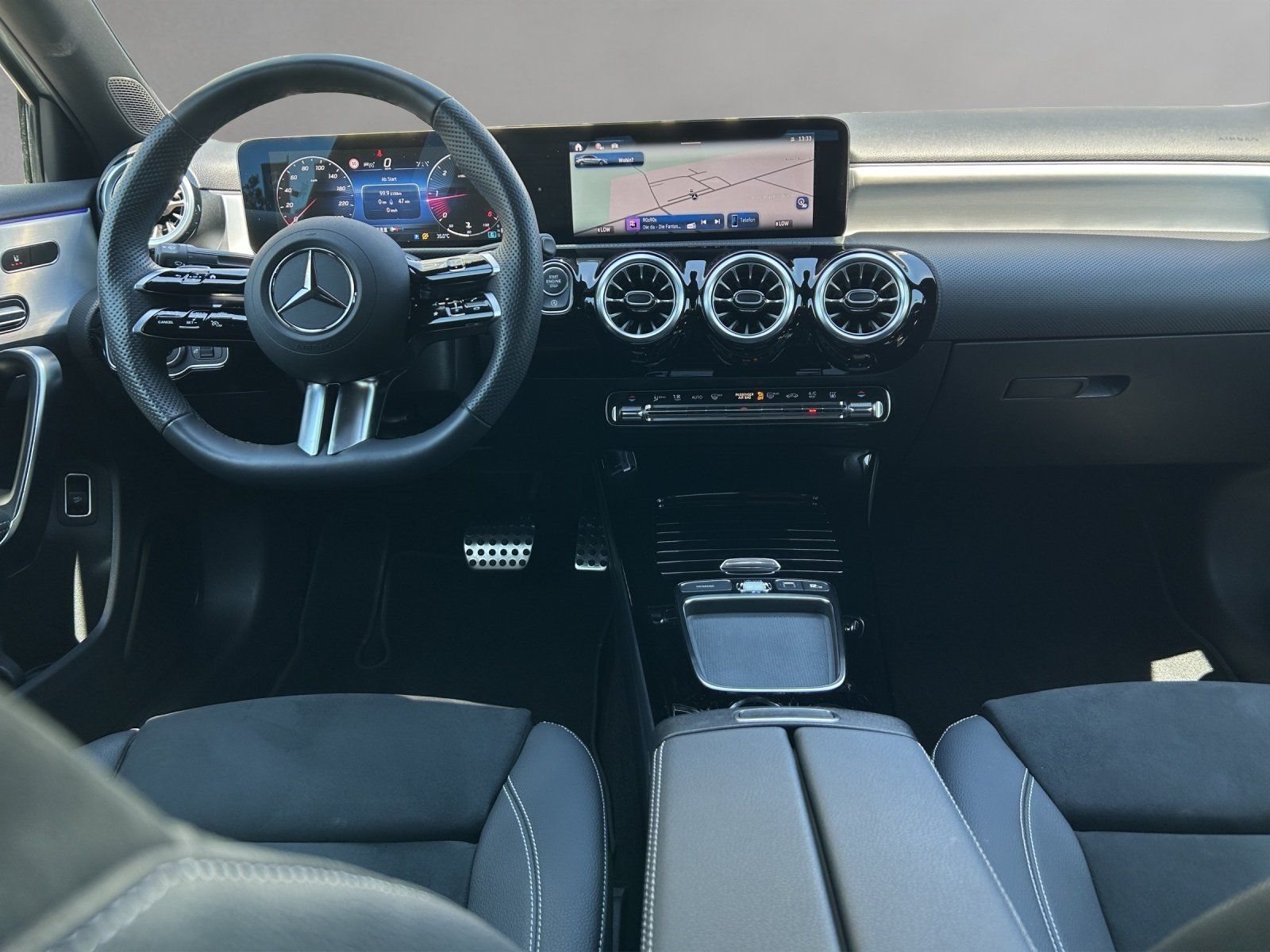 Fahrzeugabbildung Mercedes-Benz A200d Limo AMG SpecialEdition AHK Standhz DISTRO