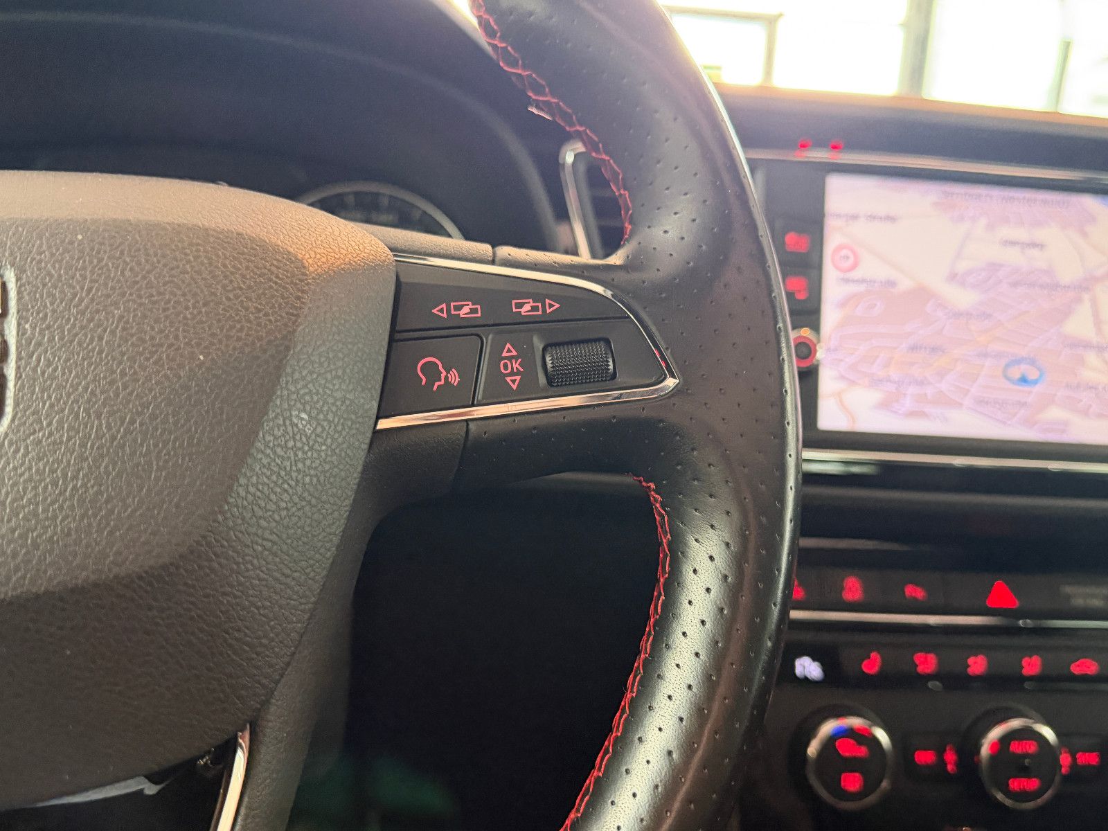 Fahrzeugabbildung SEAT Leon ST FR//ACC/LED/PANORAMA/APPLE-CAR/KAMERA