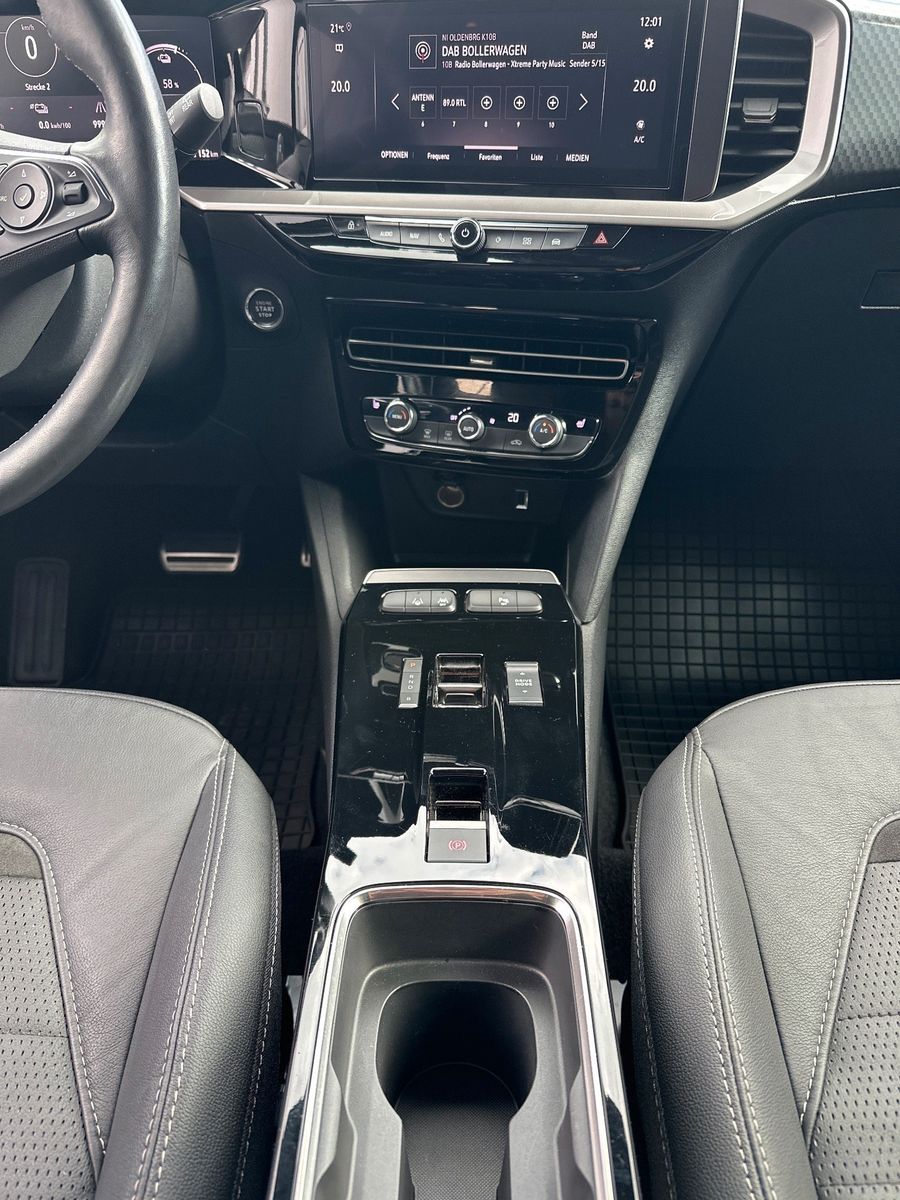 Fahrzeugabbildung Opel Mokka-e Ultimate NAV+LED+KAM+SHZ+KEYLESS+PDC+DAB