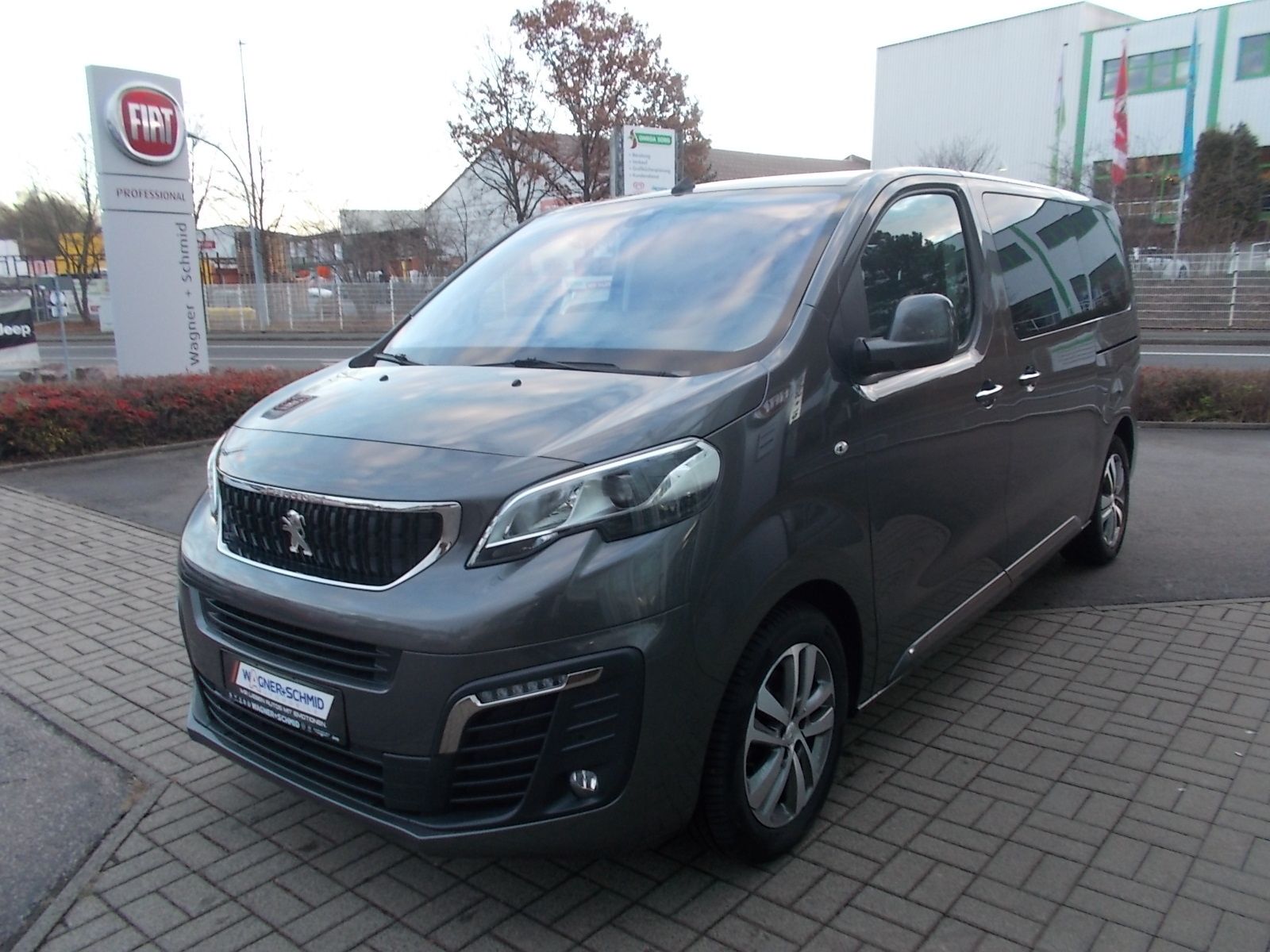 Fahrzeugabbildung Peugeot Traveller 2.0 BlueHDi 145 L2 Allure LEDER + PANO