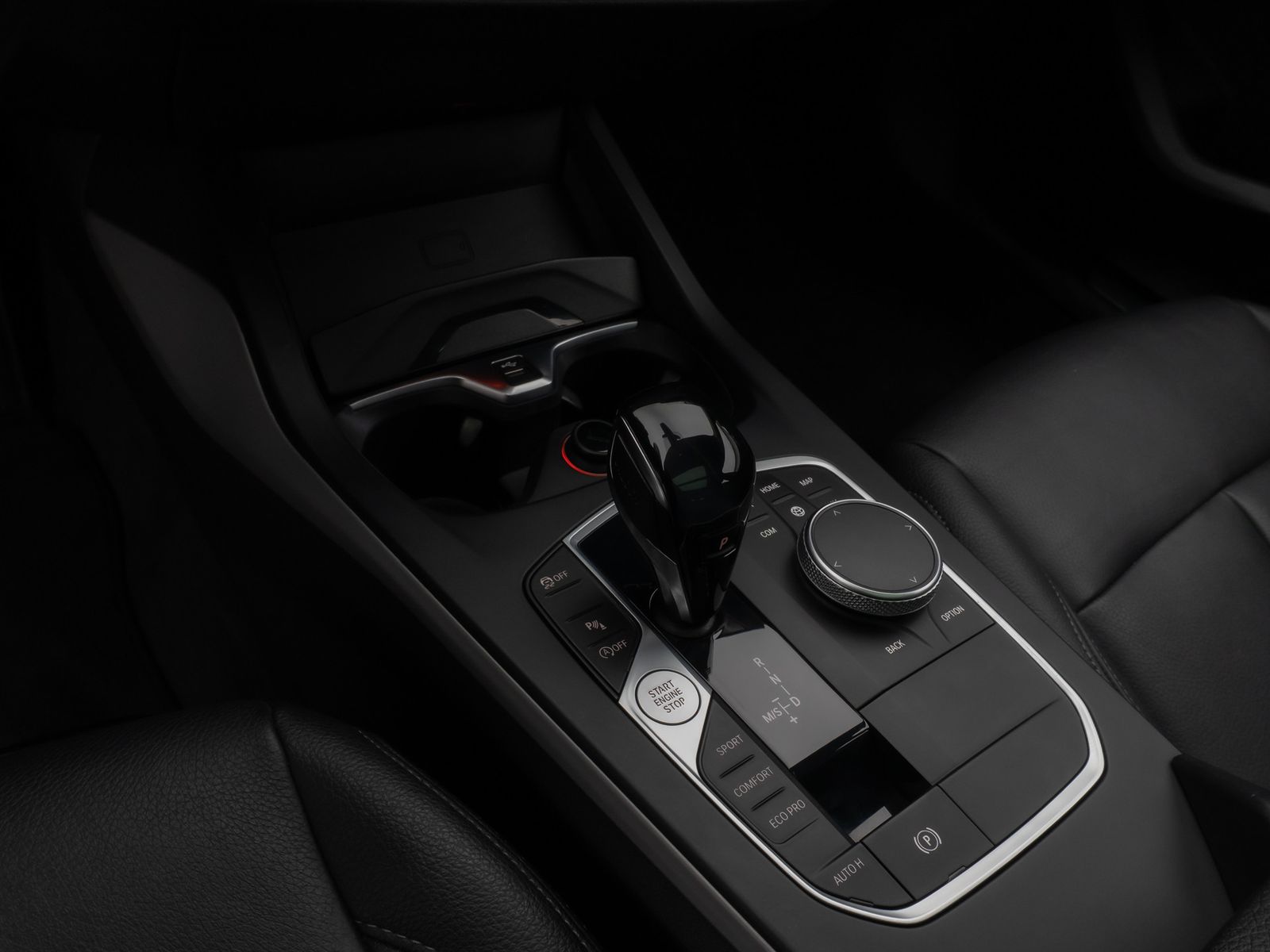 Fahrzeugabbildung BMW 118i Panorama HUD DAB HiFi WLAN PDC LED Alarm