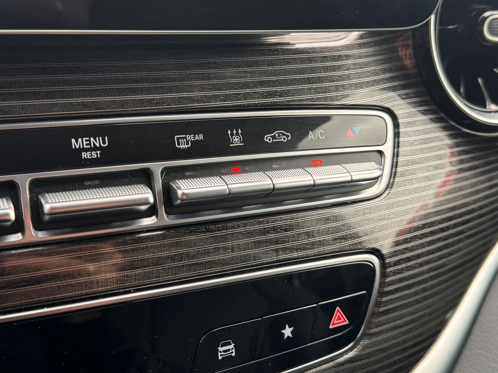 Fahrzeugabbildung Mercedes-Benz V 300 d AVA Extralang 4MATIC AHK Stdh DISTRONIC