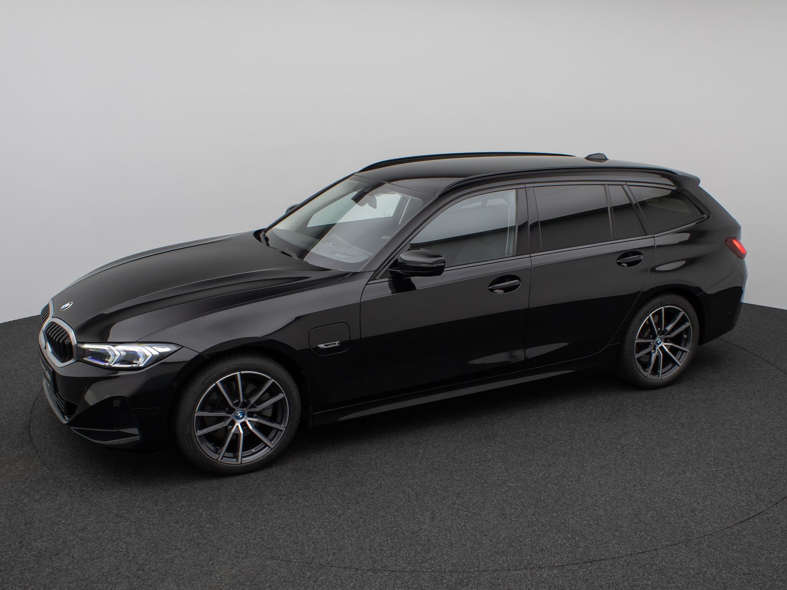 Fahrzeugabbildung BMW 330e Kamera HUD DAB H/K Stop&Go AHK Komfort LED