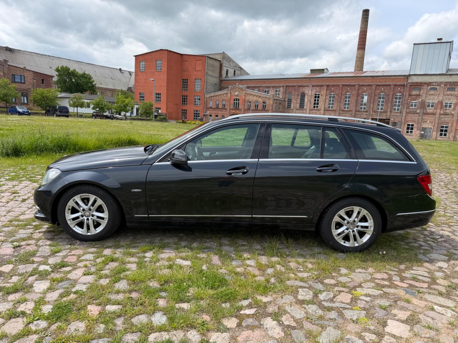 Mercedes-Benz C180 2011 — photo 12