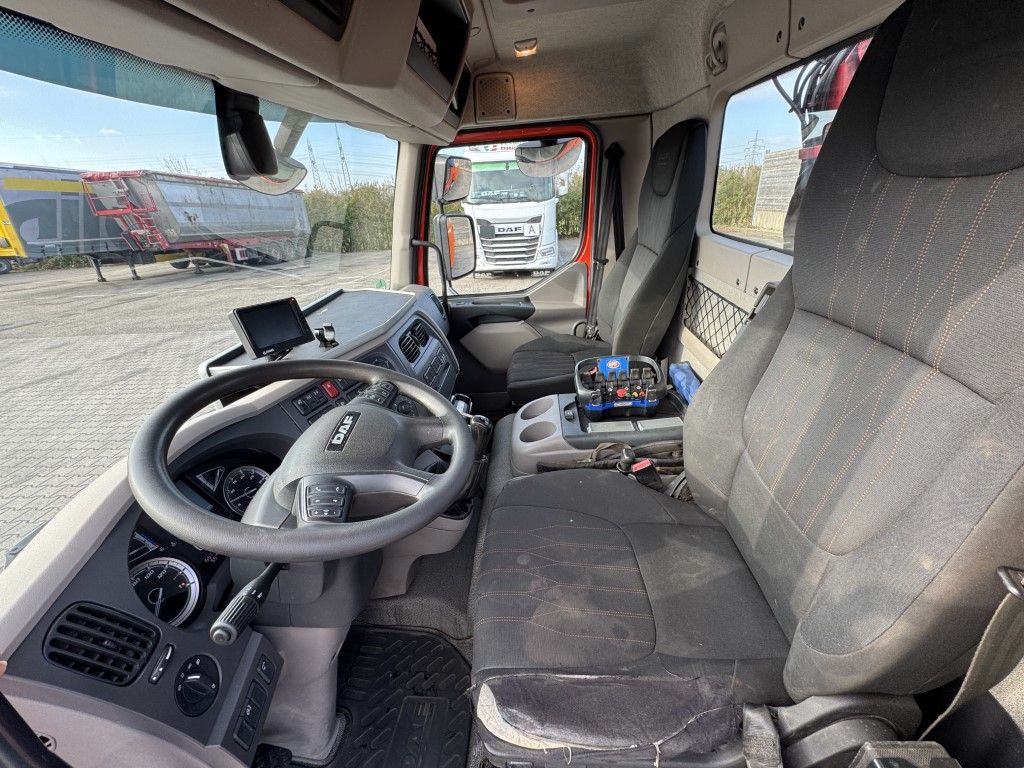 Fahrzeugabbildung DAF FA LF 180 8t / Abrollkipper, Ladekran   Containe