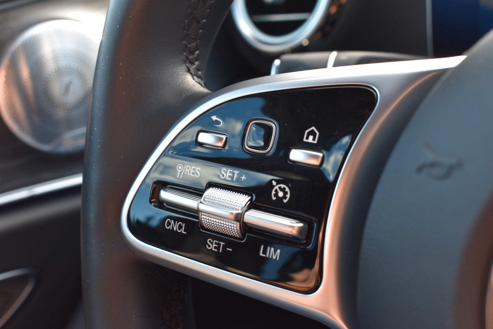 Fahrzeugabbildung Mercedes-Benz E 350d T-Modell HUD/BURMESTER/CARPLAY/LED/KAMERA