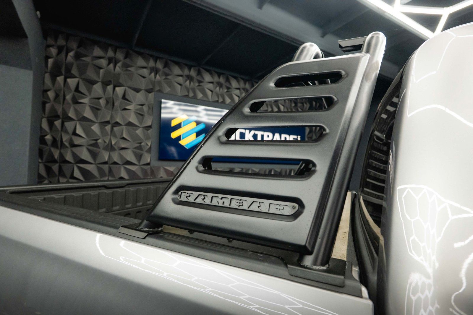 Fahrzeugabbildung Dodge RAM 5.7 V8 HEMI 4x4 REBEL OFFROAD AXLE LOCK 19%