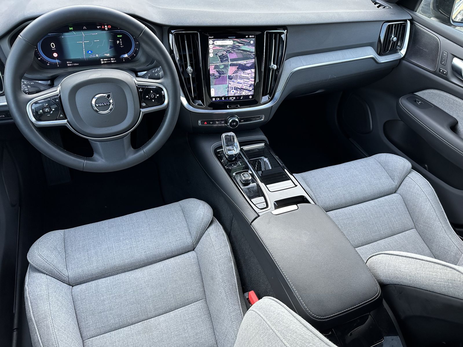 Fahrzeugabbildung Volvo V60 T6 Hybrid Plus Dark AWD NAV+LED+H&K+V-COCK