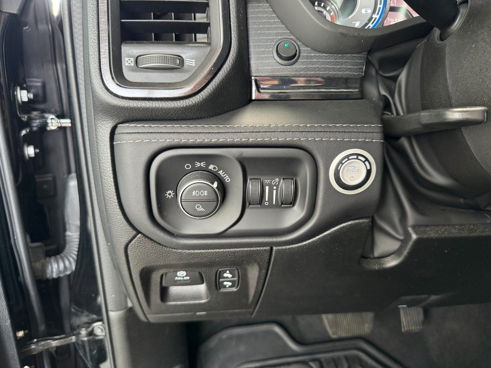 Fahrzeugabbildung Dodge RAM 1500 5,7 Limited Night LPG "Deutsche EZ"
