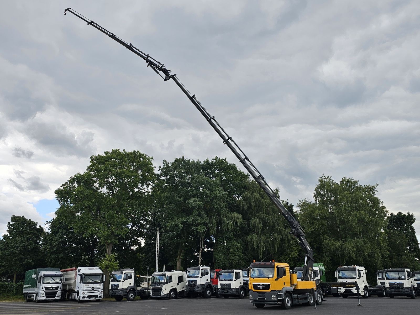 Fahrzeugabbildung MAN TGS 28.400 6x4H HIAB XS 477 JIB Seilwinde