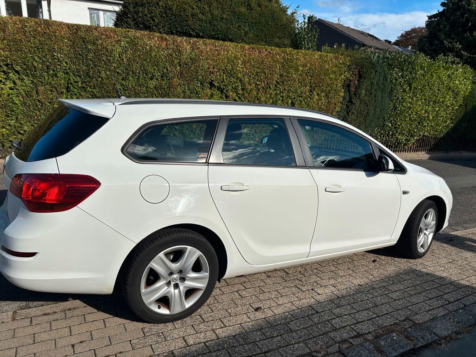 Opel Astra 2011 — interior