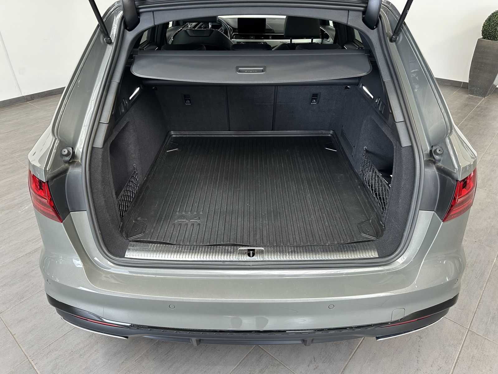 Fahrzeugabbildung Audi A4 Avant 45 TFSI Qu S-Line Black NAV+LED+PANO+VC