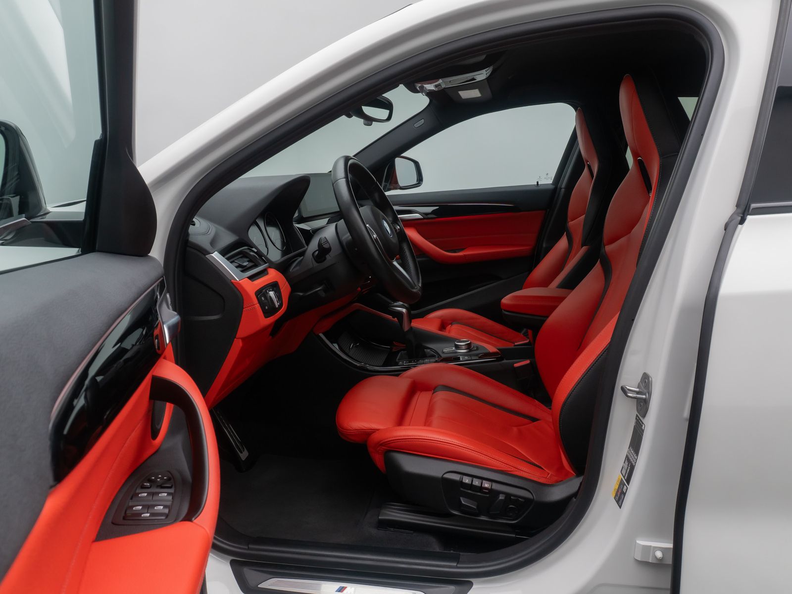 Fahrzeugabbildung BMW X2 xD25e M Sport Kamera HUD DAB HiFi Komfort 19"