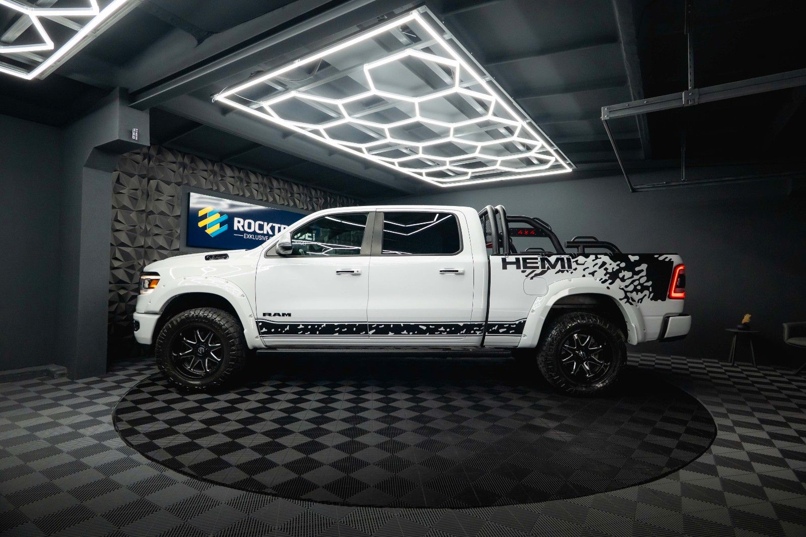 Fahrzeugabbildung Dodge RAM 5.7 V8 HEMI 4x4 OFFROAD Night-Paket *LED*