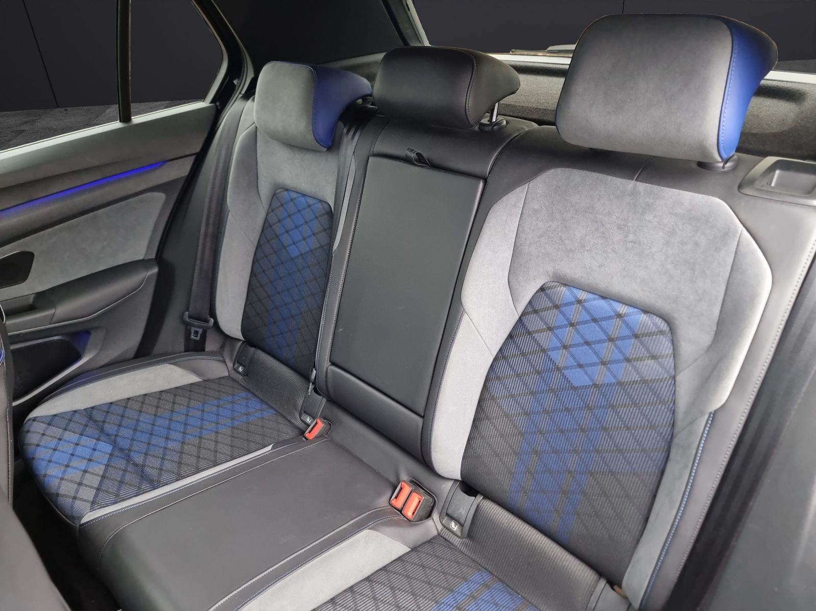 Fahrzeugabbildung Volkswagen Golf VIII R 4M  DSG Matrix Navi Harman AID ACC R