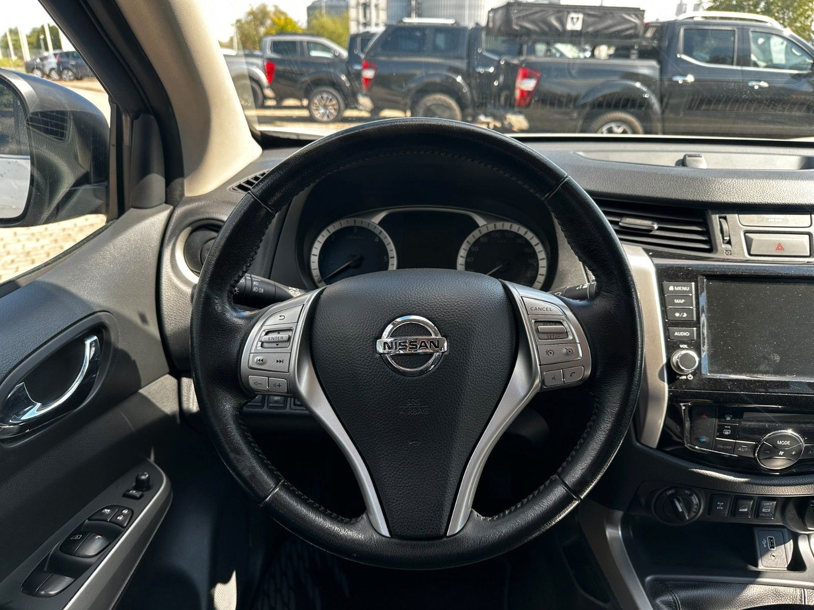 Fahrzeugabbildung Nissan Navara NP300 N-Guard 4x4 wie neu, Werksgarantie