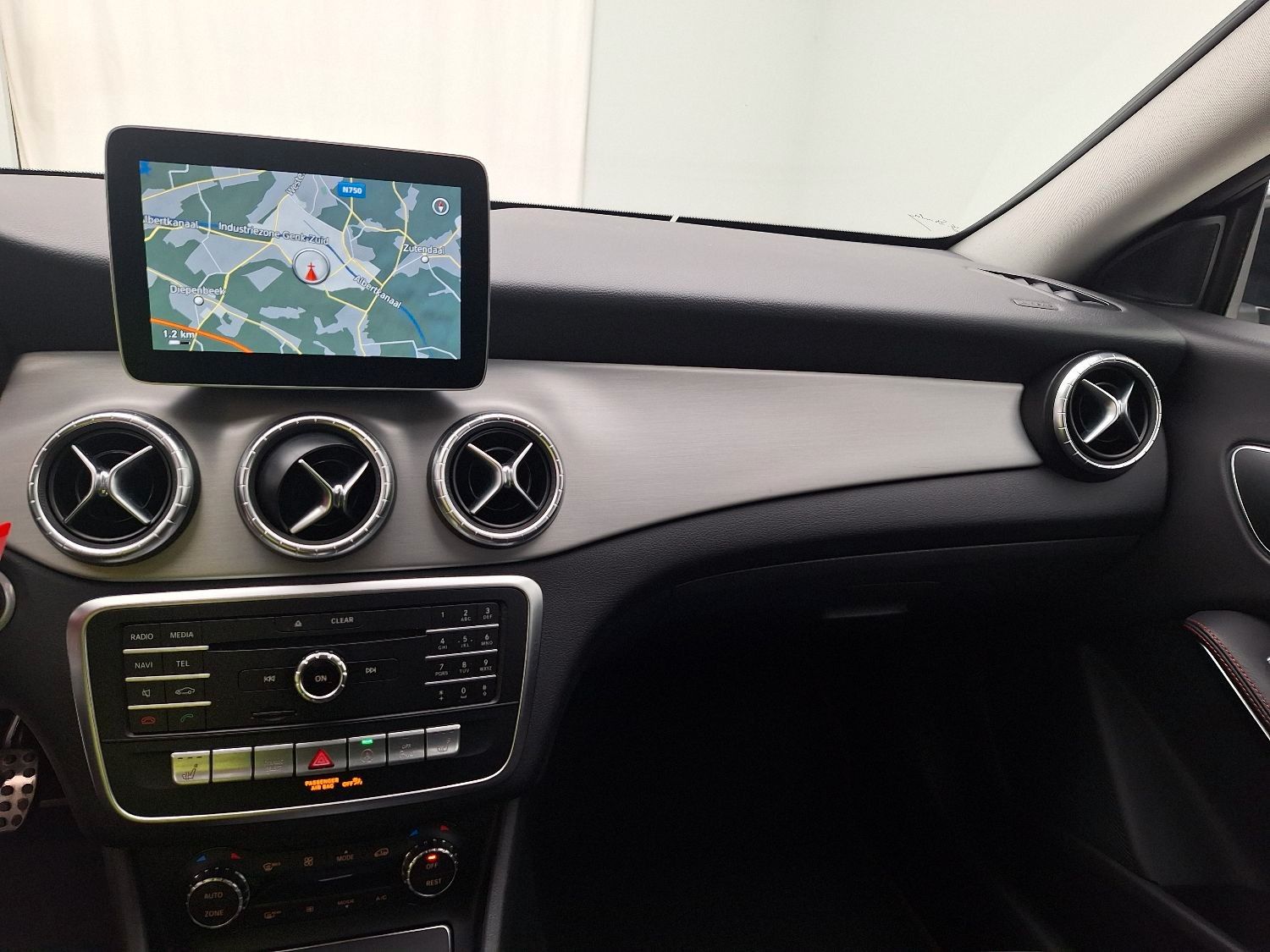Fahrzeugabbildung Mercedes-Benz CLA 180 SB AMG-LINE/NAVI/LED/LEDER/PANO/SHZ