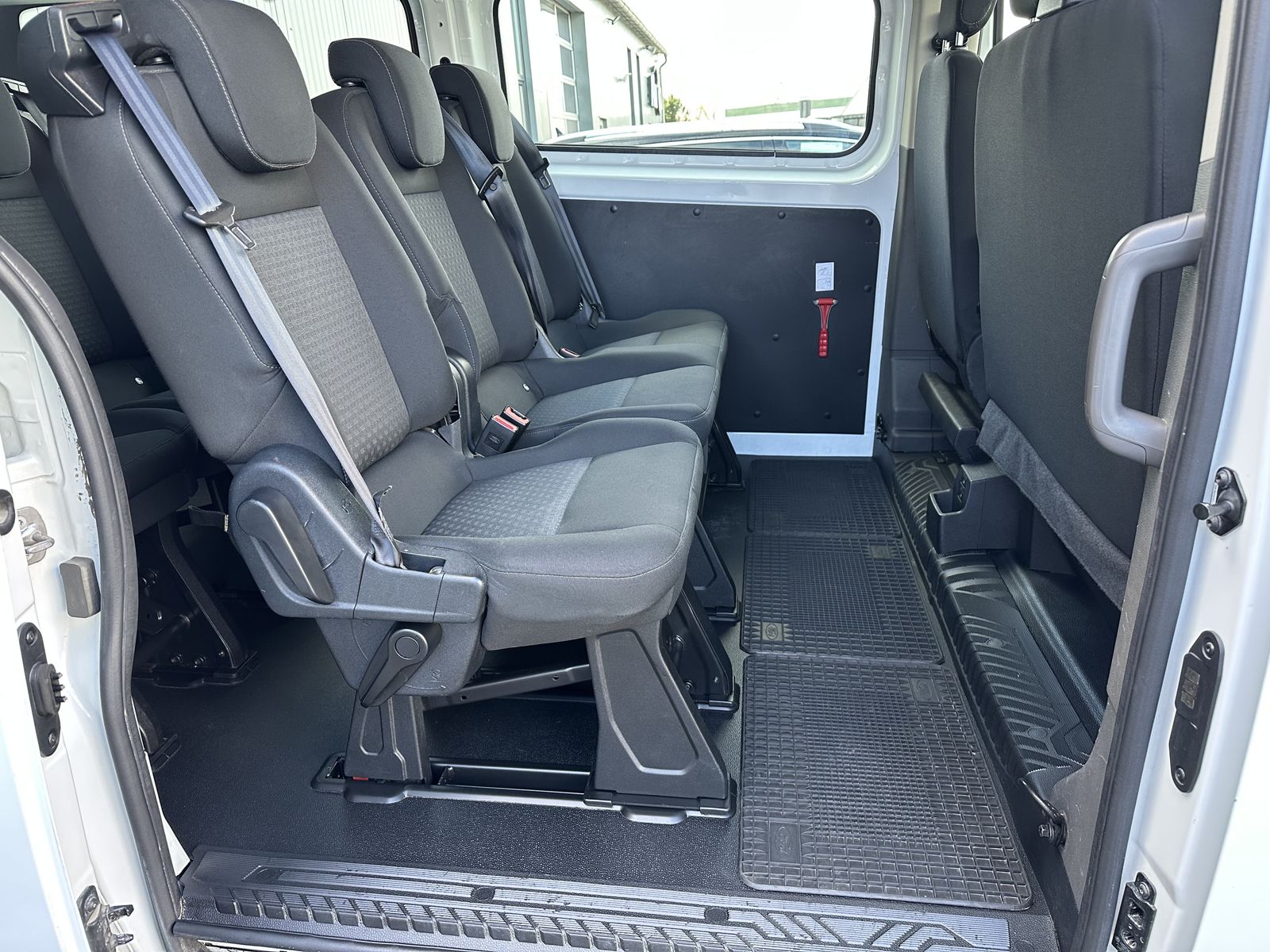 Fahrzeugabbildung Ford Transit Custom 340 L2H1 9-Sitzer NAV+SHZ+CARPLAY