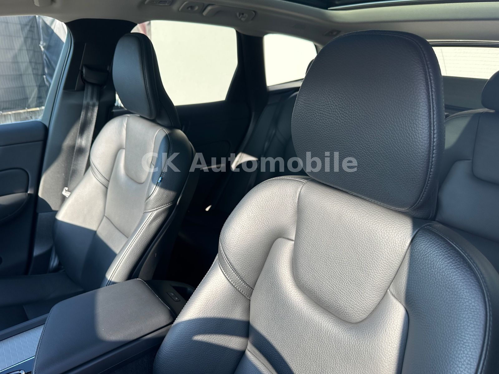 Fahrzeugabbildung Volvo XC60 T6 Plus Bright Recharge AWD/Navi/Pano/AHK
