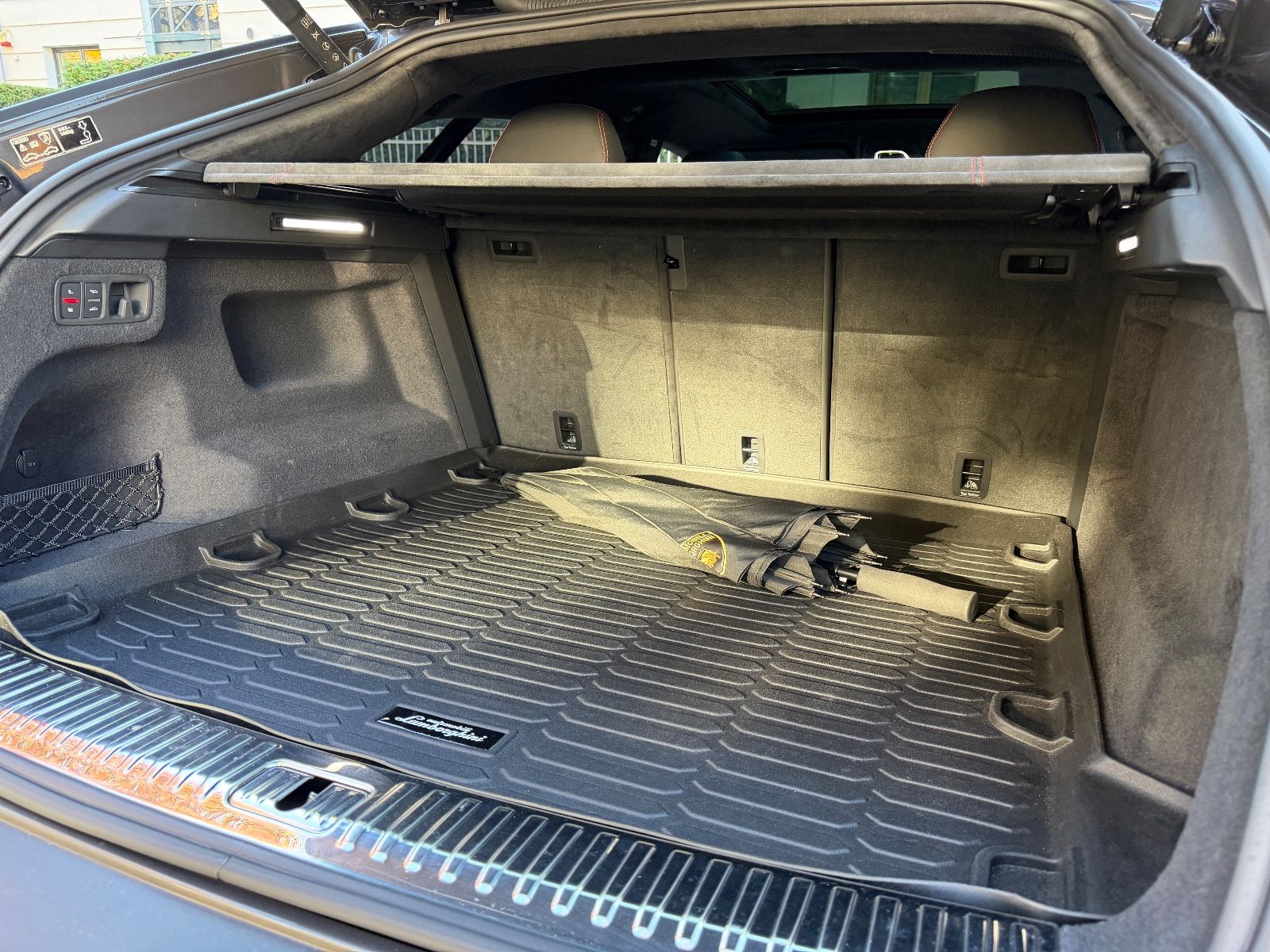 Fahrzeugabbildung Lamborghini Urus 4.0 AKRAPOVIČ*CARBON*PANO*HEADUP*B&O*MEMO*