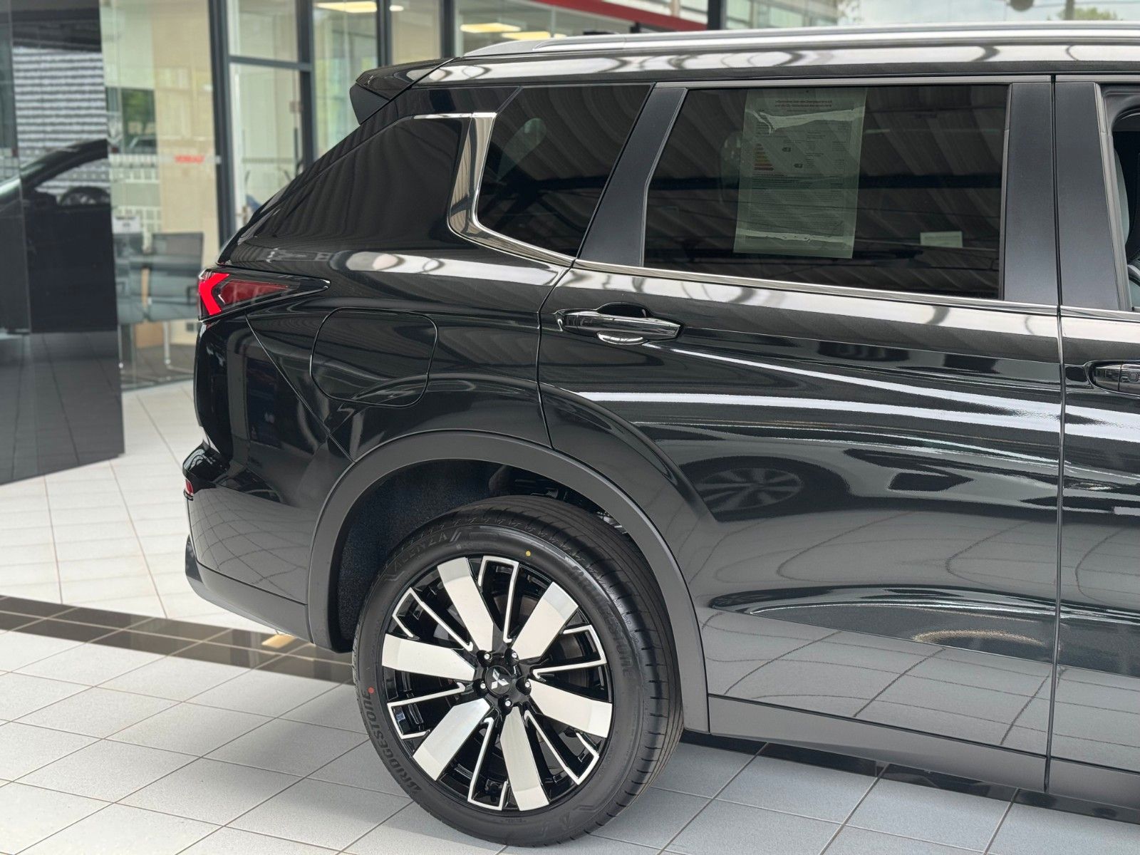Fahrzeugabbildung Mitsubishi Outlander 2.4 PLUG-IN HYBRID 4WD Intro Edition