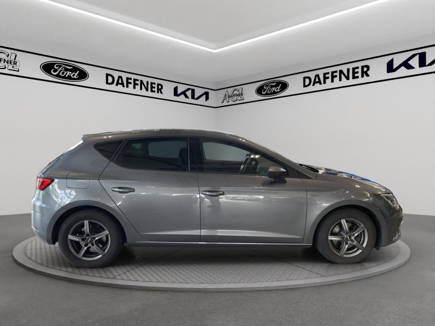Fahrzeugabbildung SEAT Leon FR PANORAMADACH PDC Navi Tempomat