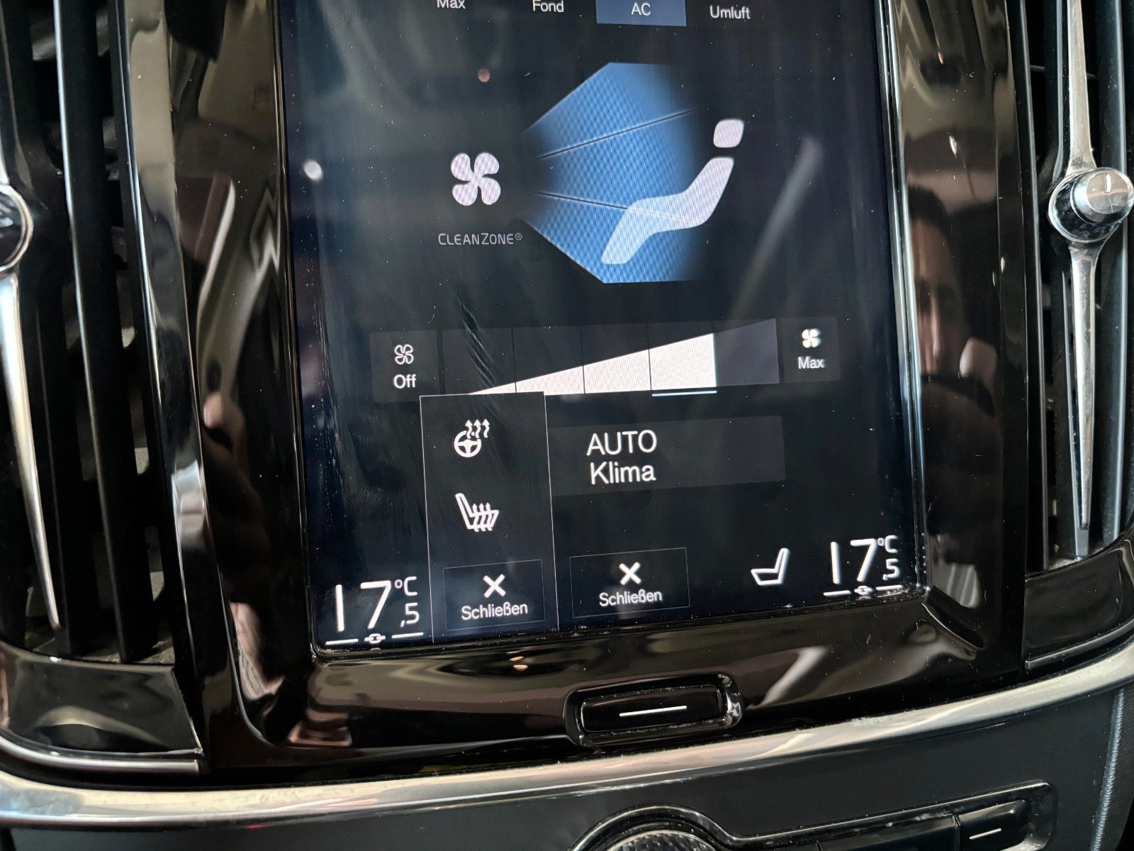 Fahrzeugabbildung Volvo V90 Momentum /KAMERA/PANO/AHK/SHZ/ACC++/LED