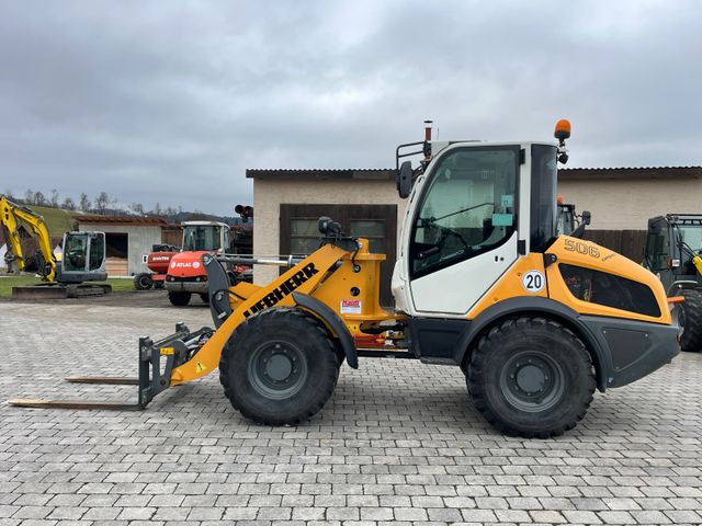 Liebherr L506 C mit Schaufel und Gabel