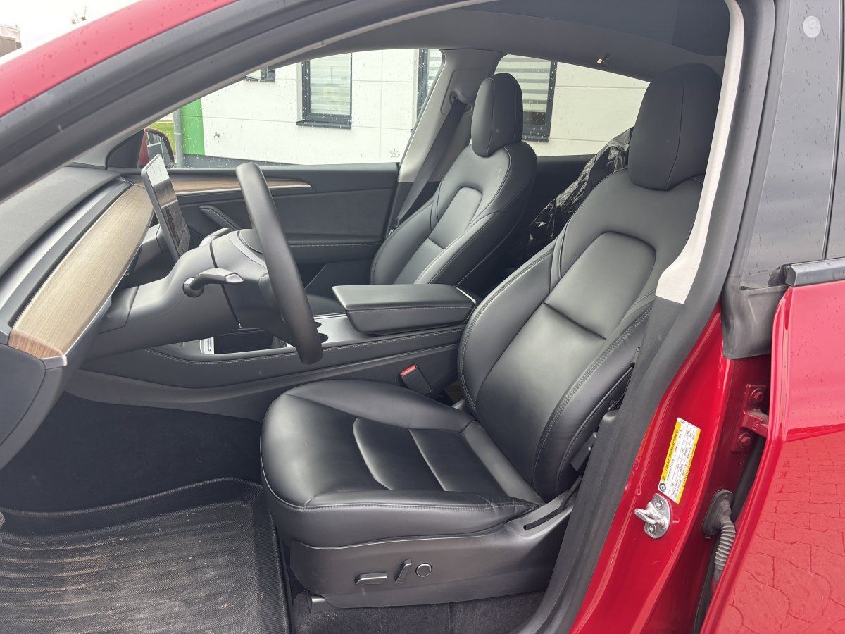 Tesla Model Y (Long Range 20Zoll/8-fach bereift/1.Hand)