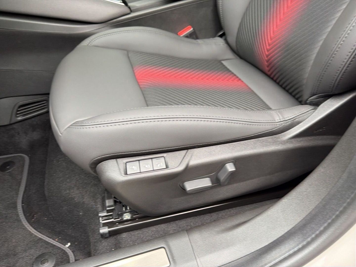 Fahrzeugabbildung Alfa Romeo Junior Ibrida 1.2 VGT 48V-Hybrid 107 kW Ti