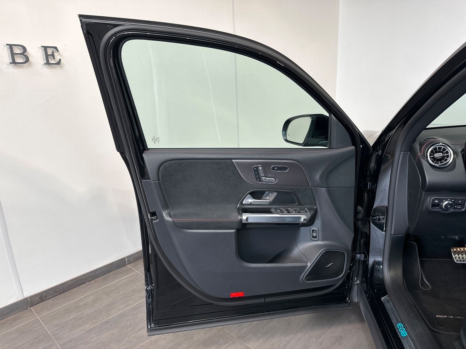 Fahrzeugabbildung Mercedes-Benz EQB 250+ AMG Line NAV+LED+PANORAMA+ACC+360GRAD