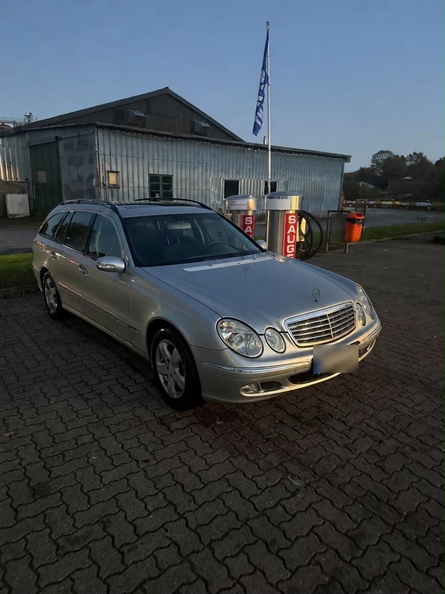 Mercedes-Benz E220 2004 — салон