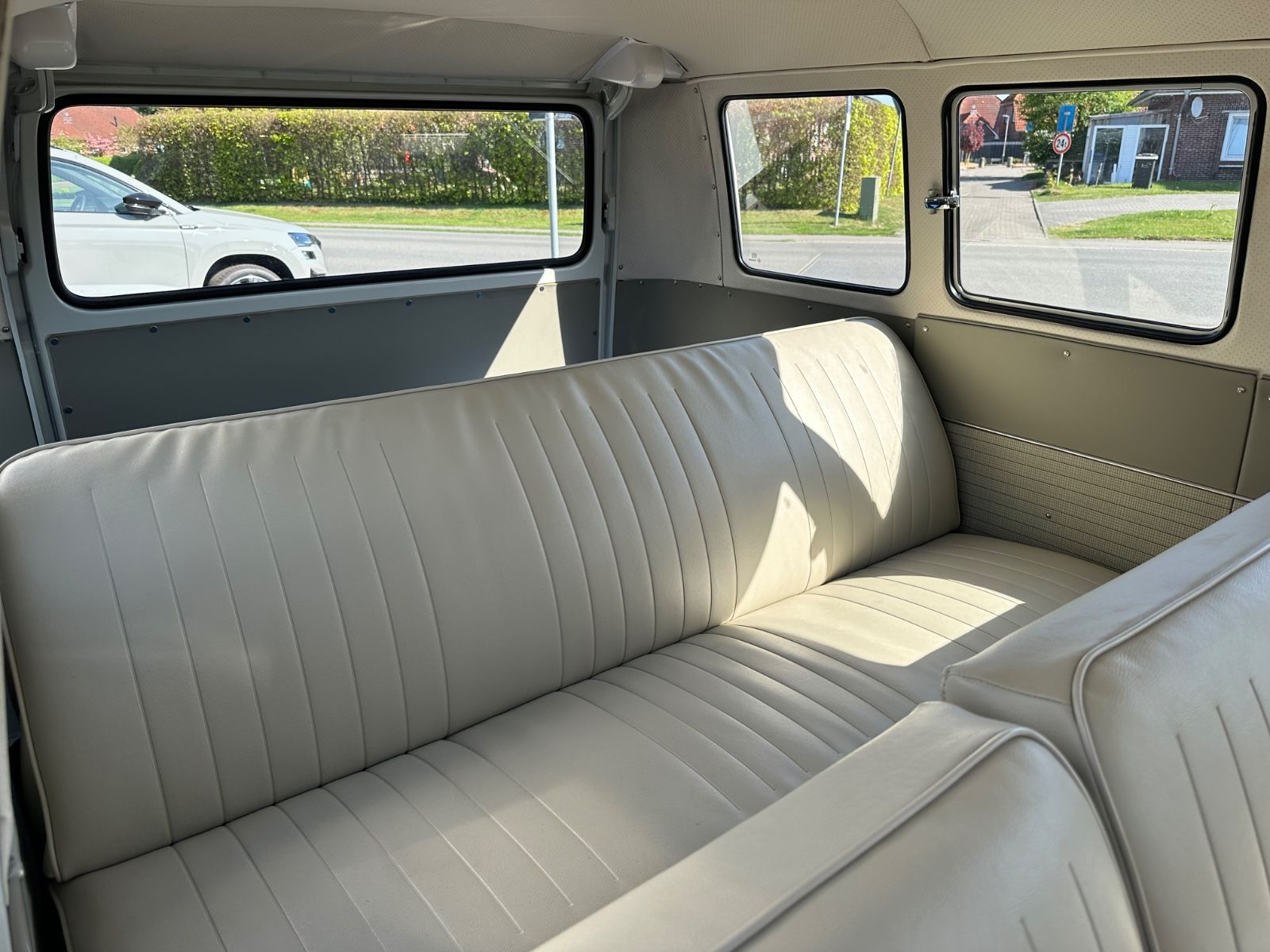 Fahrzeugabbildung Volkswagen T1 Bus 13-Fenster-Ausführung  Modelljahr 1966
