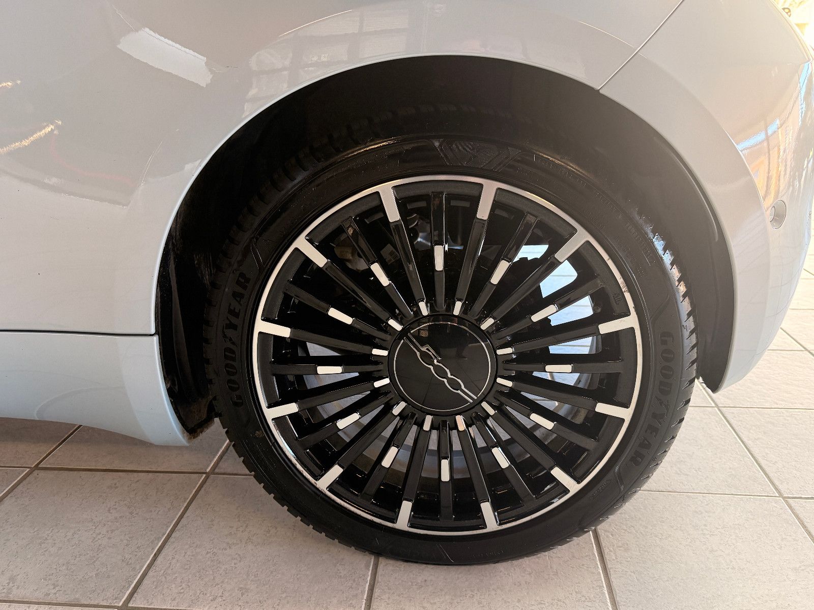 Fahrzeugabbildung Fiat 500e/ 3+1 /LA PRIMA/APPLE/NAVI/KAMERA/LED/LEDER