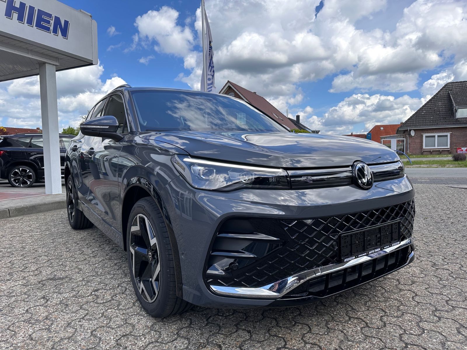 Fahrzeugabbildung Volkswagen Tiguan 1.5 eTSI R-Line DSG AHK/Navi/APP/LED/SHZG