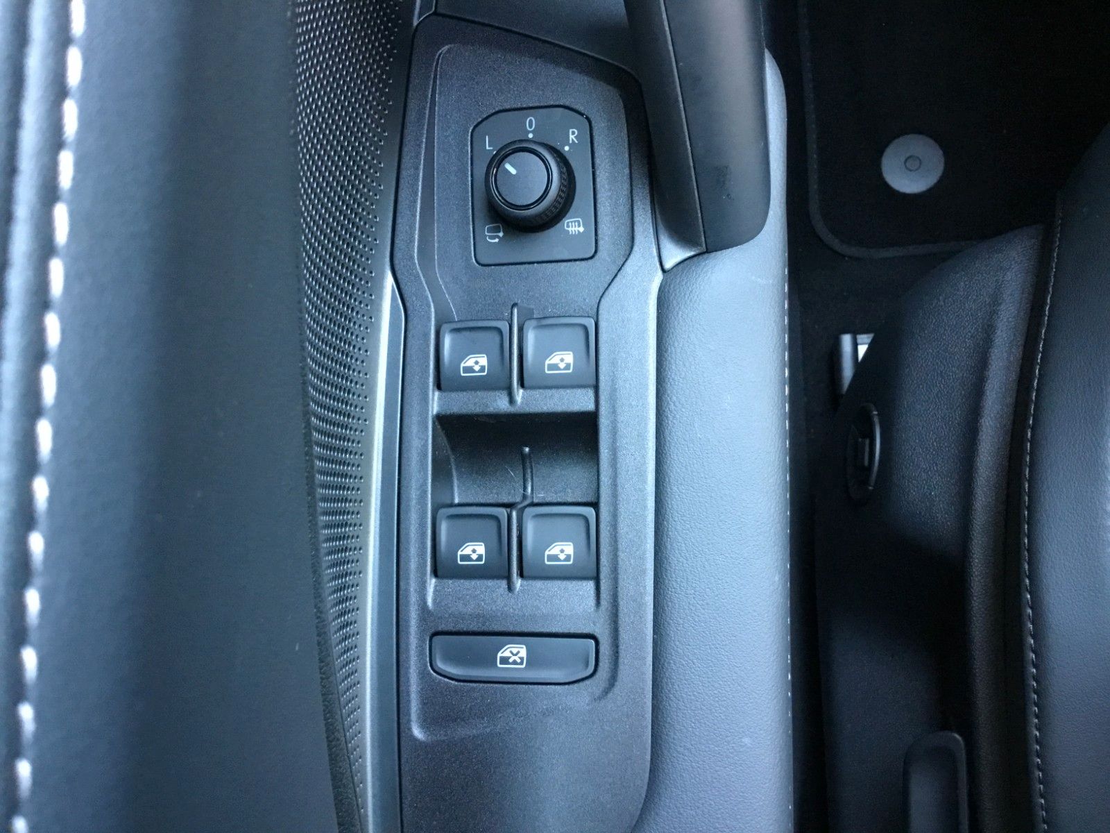 Fahrzeugabbildung Volkswagen Tiguan 1.5 eTSI DSG Life+AHK+360°+18"+LED+AppCon