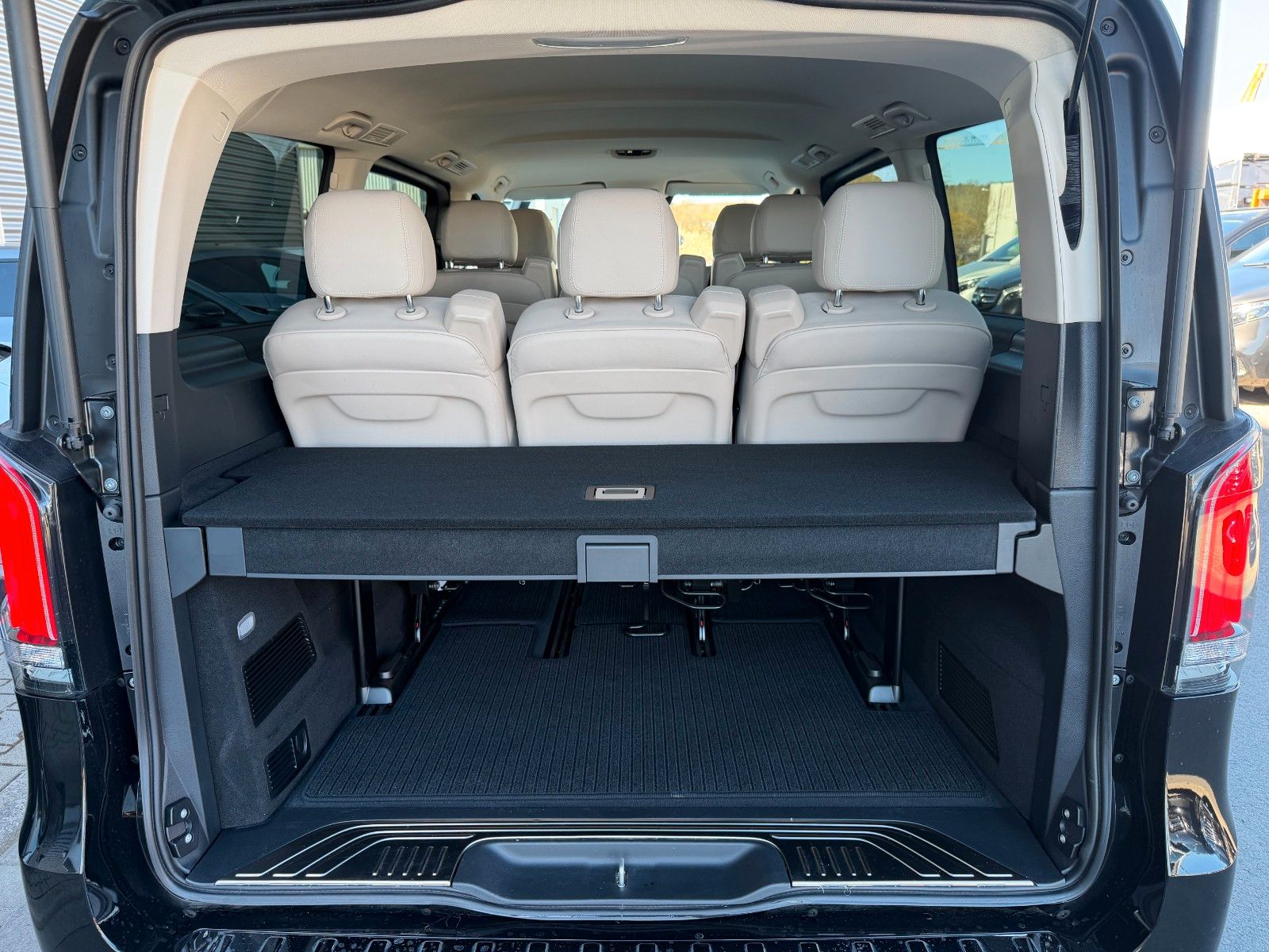 Fahrzeugabbildung Mercedes-Benz V 220 d AVA AMG AHK2,5to DISTRONIC 360Kamera