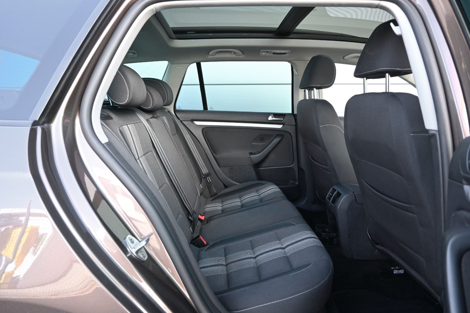 Fahrzeugabbildung Volkswagen Golf 1.6 TDI Variant MATCH °AHK°PANO°STANDHEIZ.°