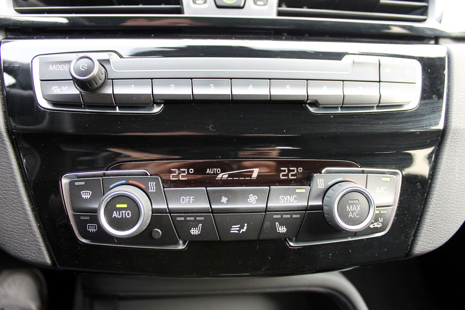 Fahrzeugabbildung BMW X1 sDrive 20i Steptr. Advantage KAM PDC SHZ TEMP