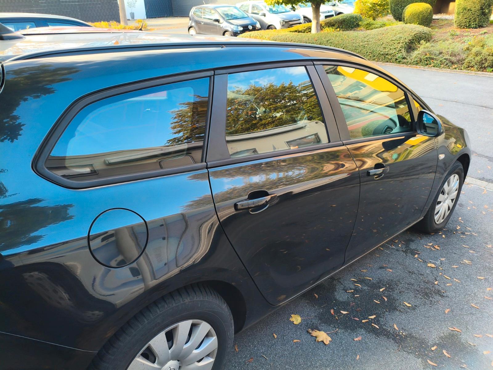 Opel Astra 2012 — rear view