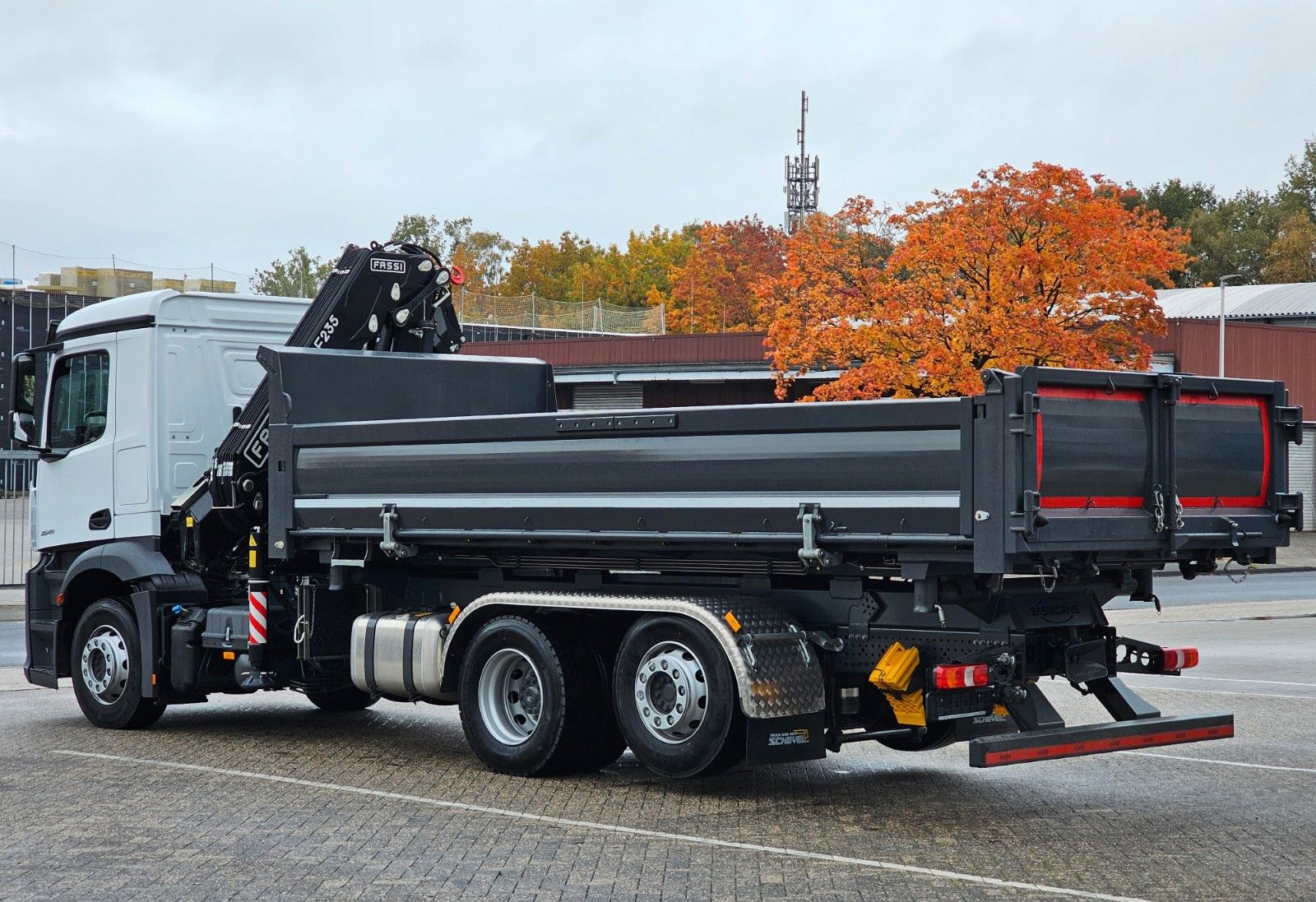 Fahrzeugabbildung Mercedes-Benz Actros 2545 Kipper mit FASSI 235 -6 / Lenkachse