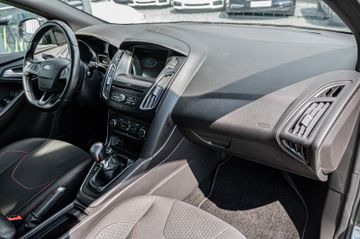 Fahrzeugabbildung Ford Focus Turnier ST-Line |NAVI|PDC|SHZ|AHK