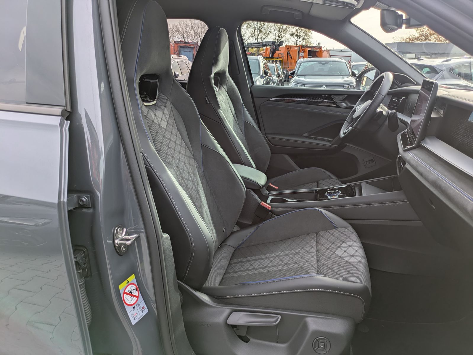 Fahrzeugabbildung Volkswagen Tayron 2.0 TDI 4M R-Line 7Si*MATRIX*AHK*PANO*HUD