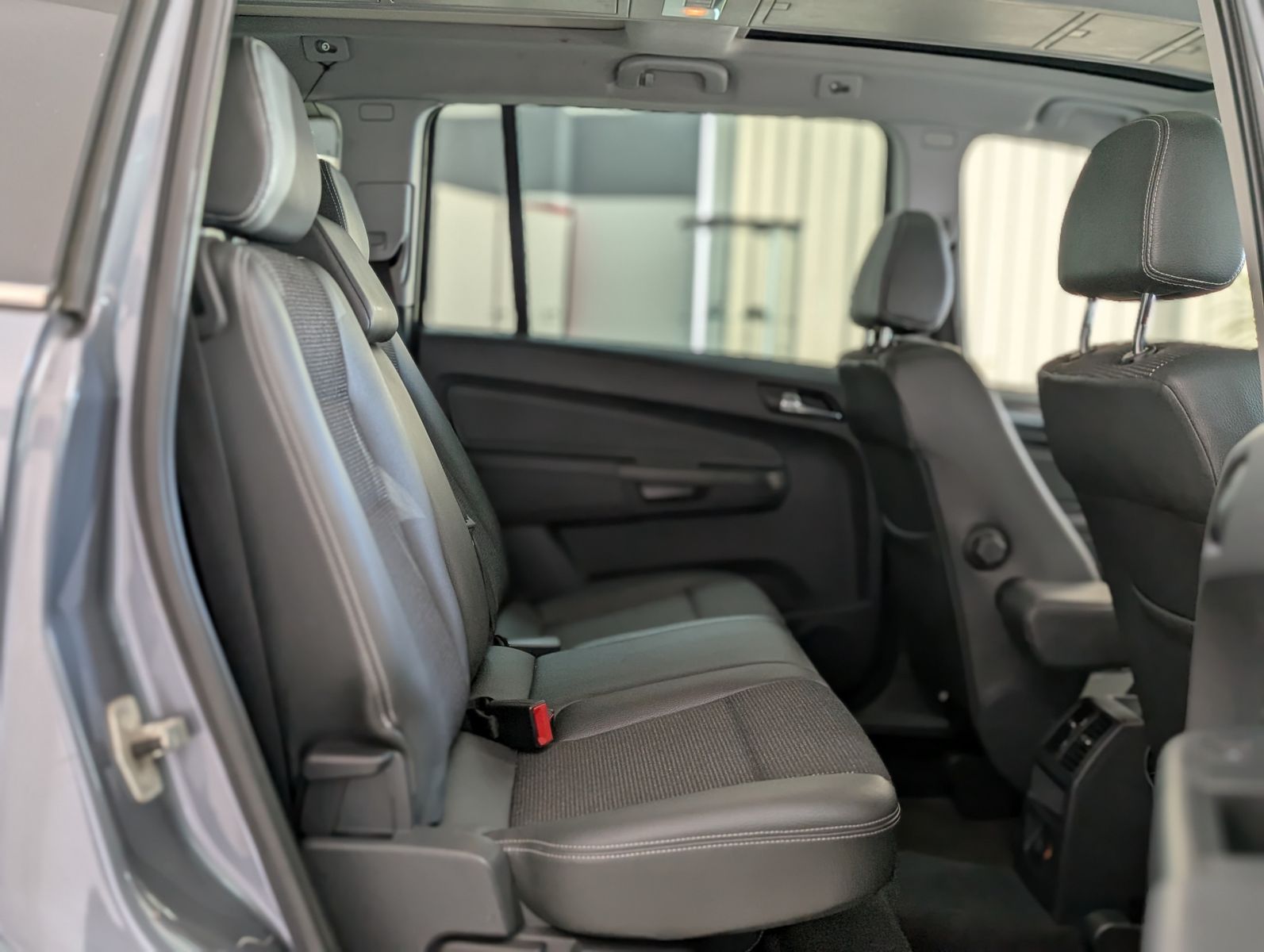 Fahrzeugabbildung Opel Zafira 2.2 Cosmo PANO 7S EURO4 GRÜN PLAK