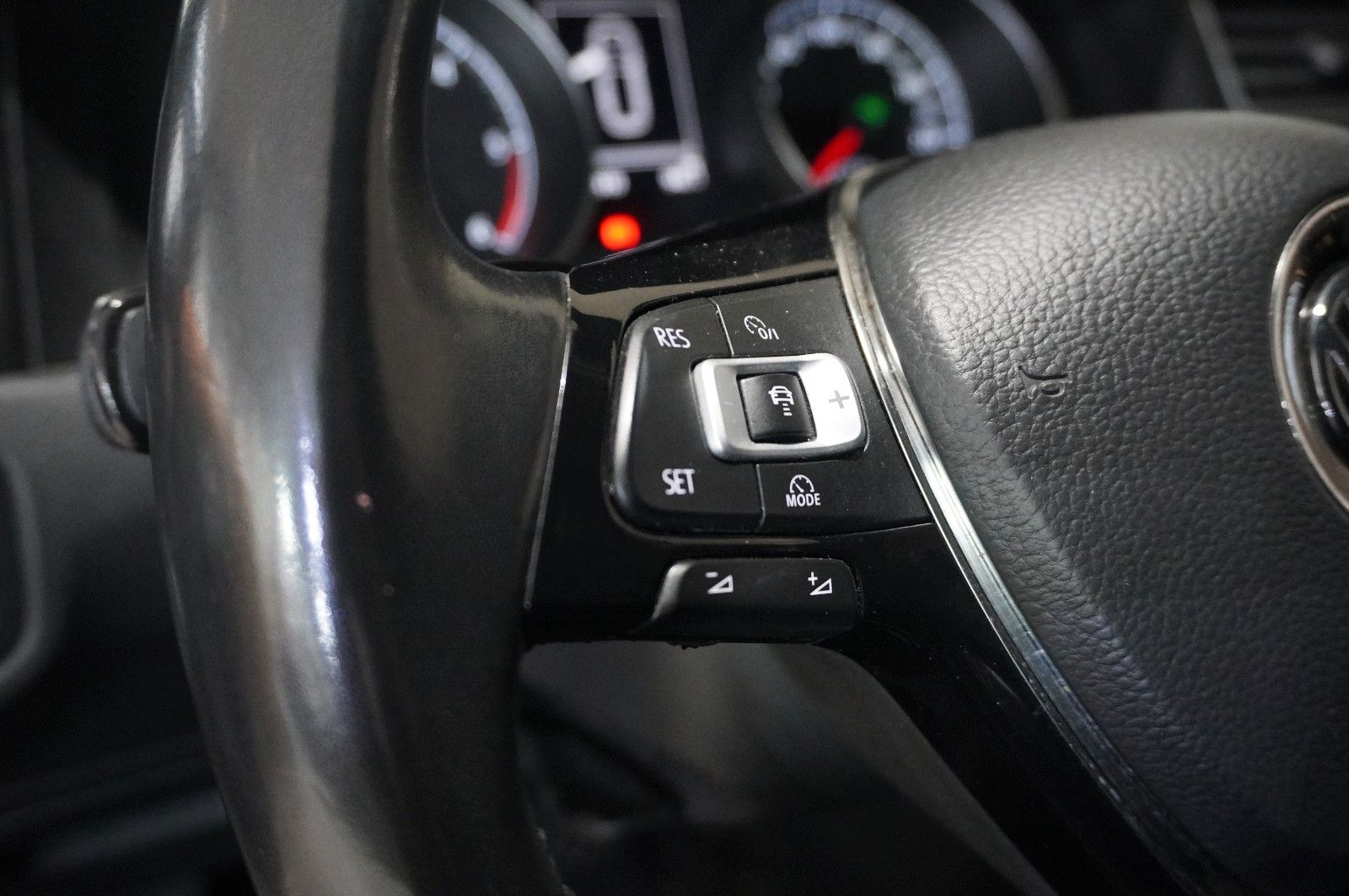 Fahrzeugabbildung Volkswagen Golf VII VARI. 1.6 TDI COMOFRT. DSG NAVI/LED/SHZ
