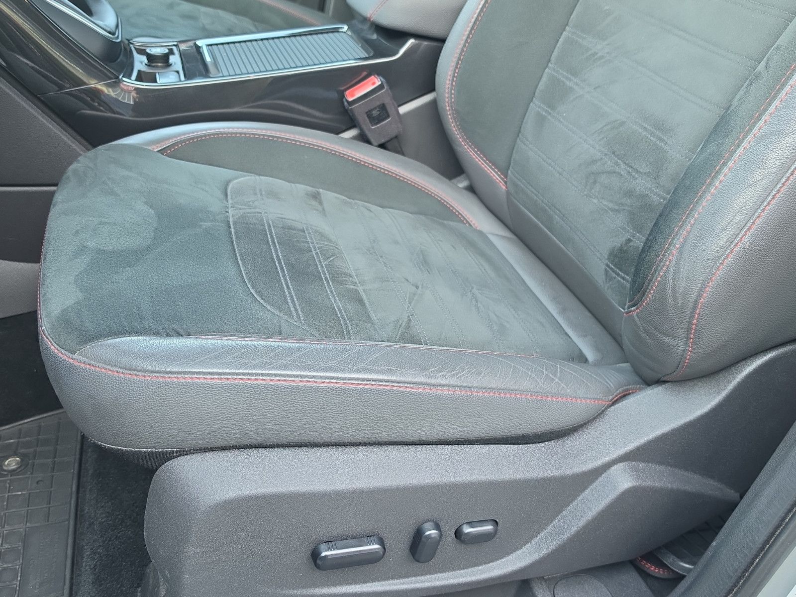 Fahrzeugabbildung Ford Kuga ST-Line Panorama-Dach Kamera Alcantara AHK