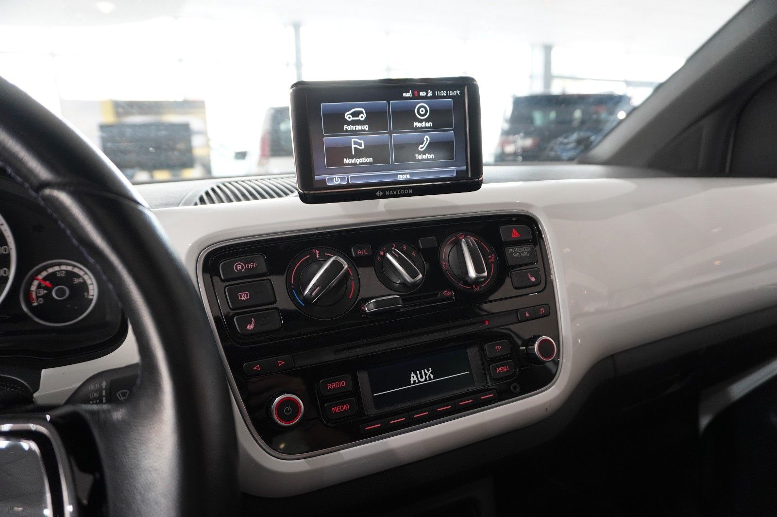 Fahrzeugabbildung Volkswagen up! 1.0 CLUB 5-TÜR NAVI/SPORT/PANO./SHZ/PDC/TEMP
