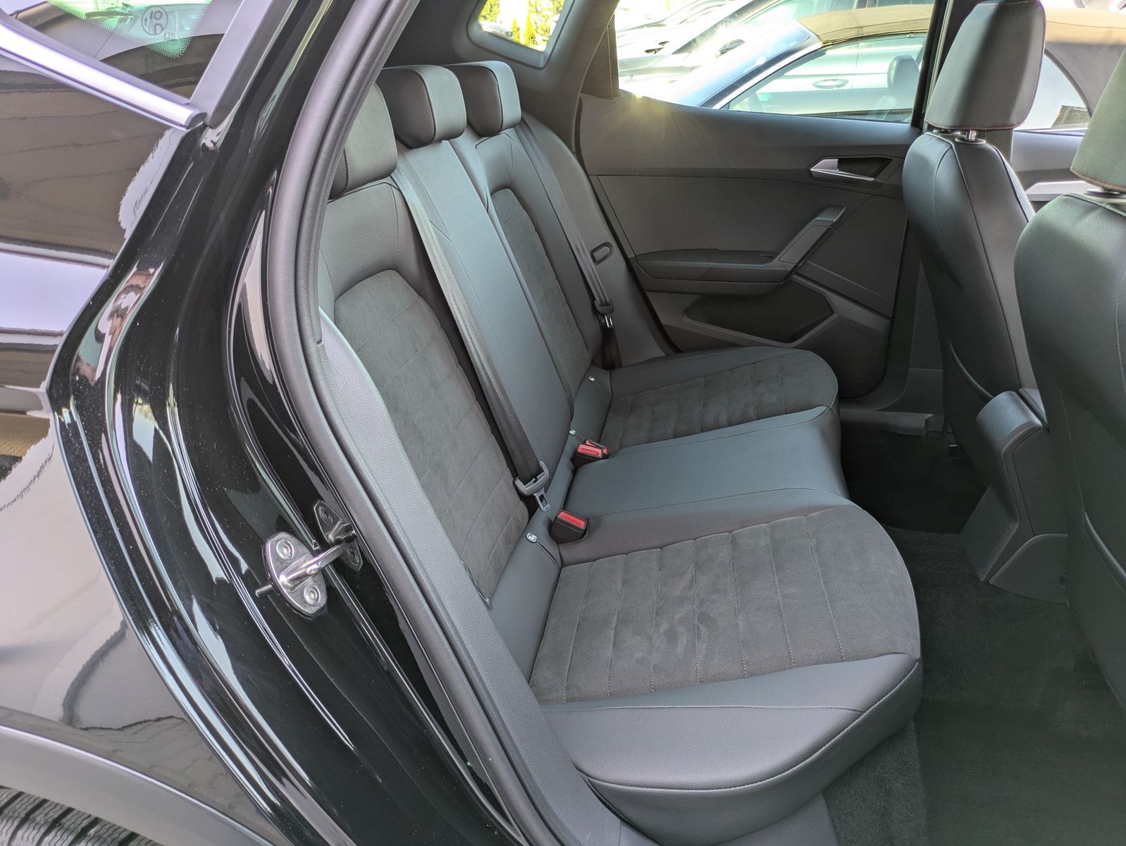 Fahrzeugabbildung SEAT Arona 1.5 TSI FR DSG AHK*ACC*LED*APP*DAB*KAMERA