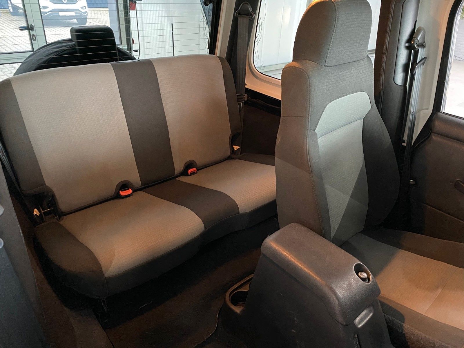 Fahrzeugabbildung Jeep Wrangler 4.0 Sport BFGoodrich T/A 265/70R16 TOP